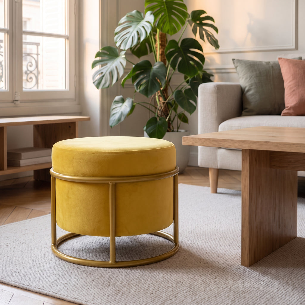 Pouf réglable jaune sur sa structure dorée, devant le canapé du salon