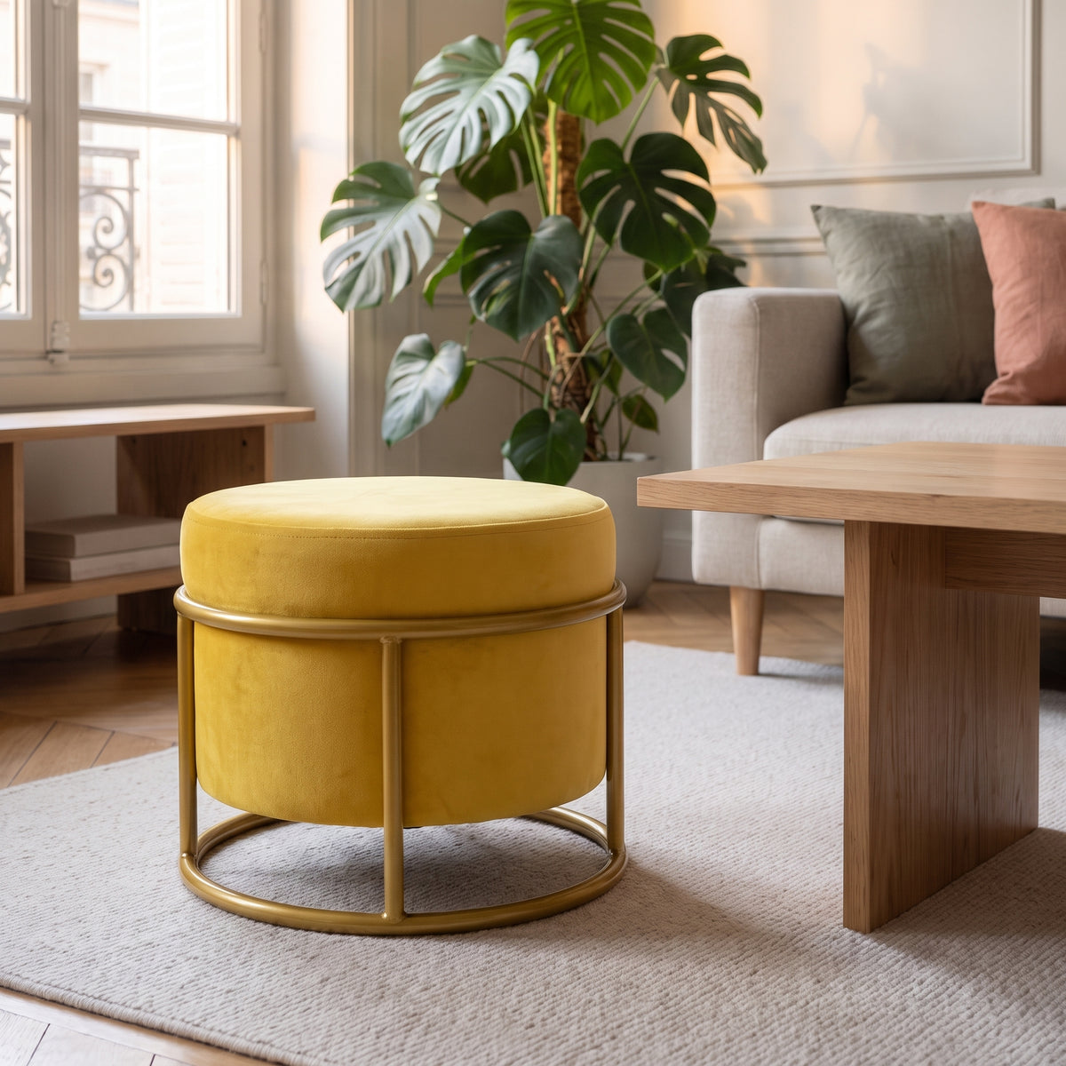 Pouf réglable jaune sur sa structure dorée, devant le canapé du salon