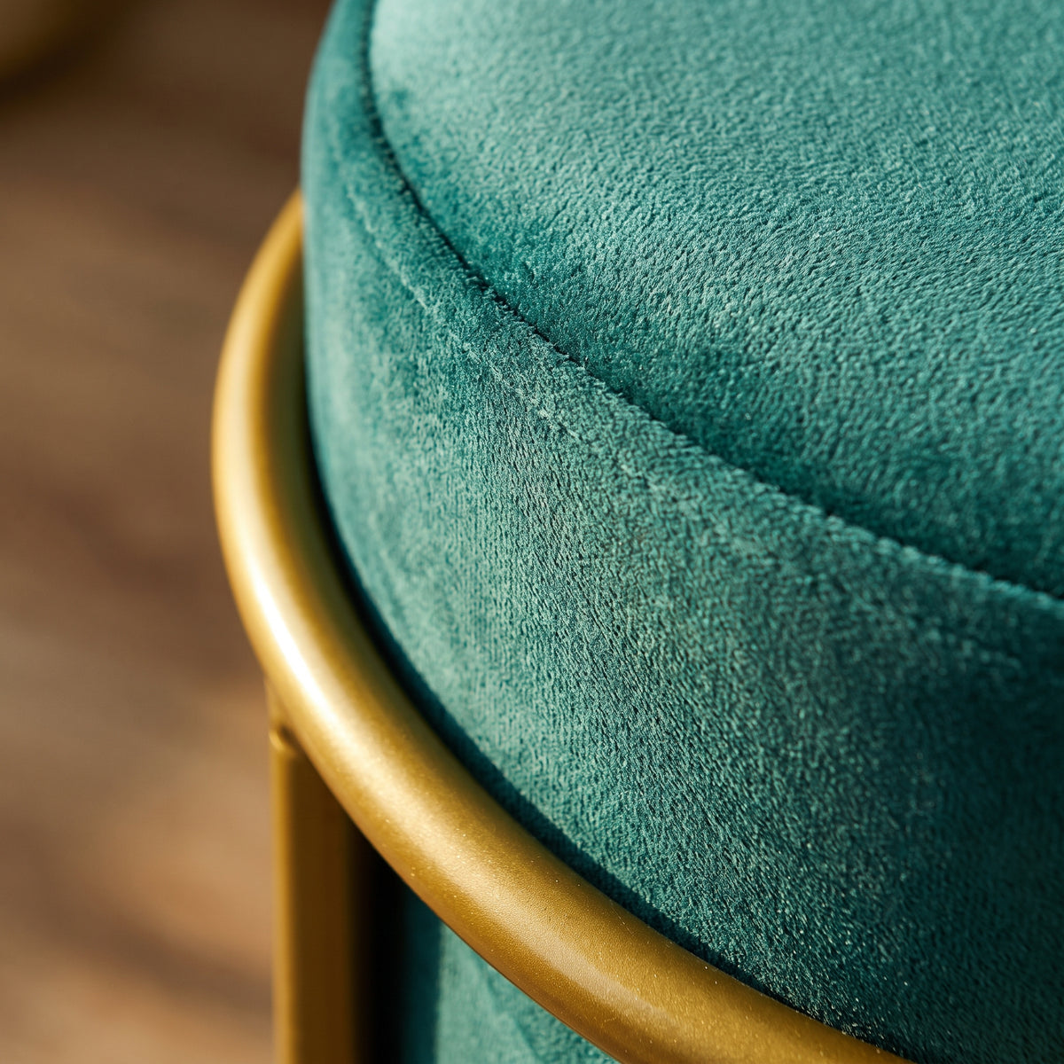 Détail du velours de l'assise et du cerceau doré du pouf