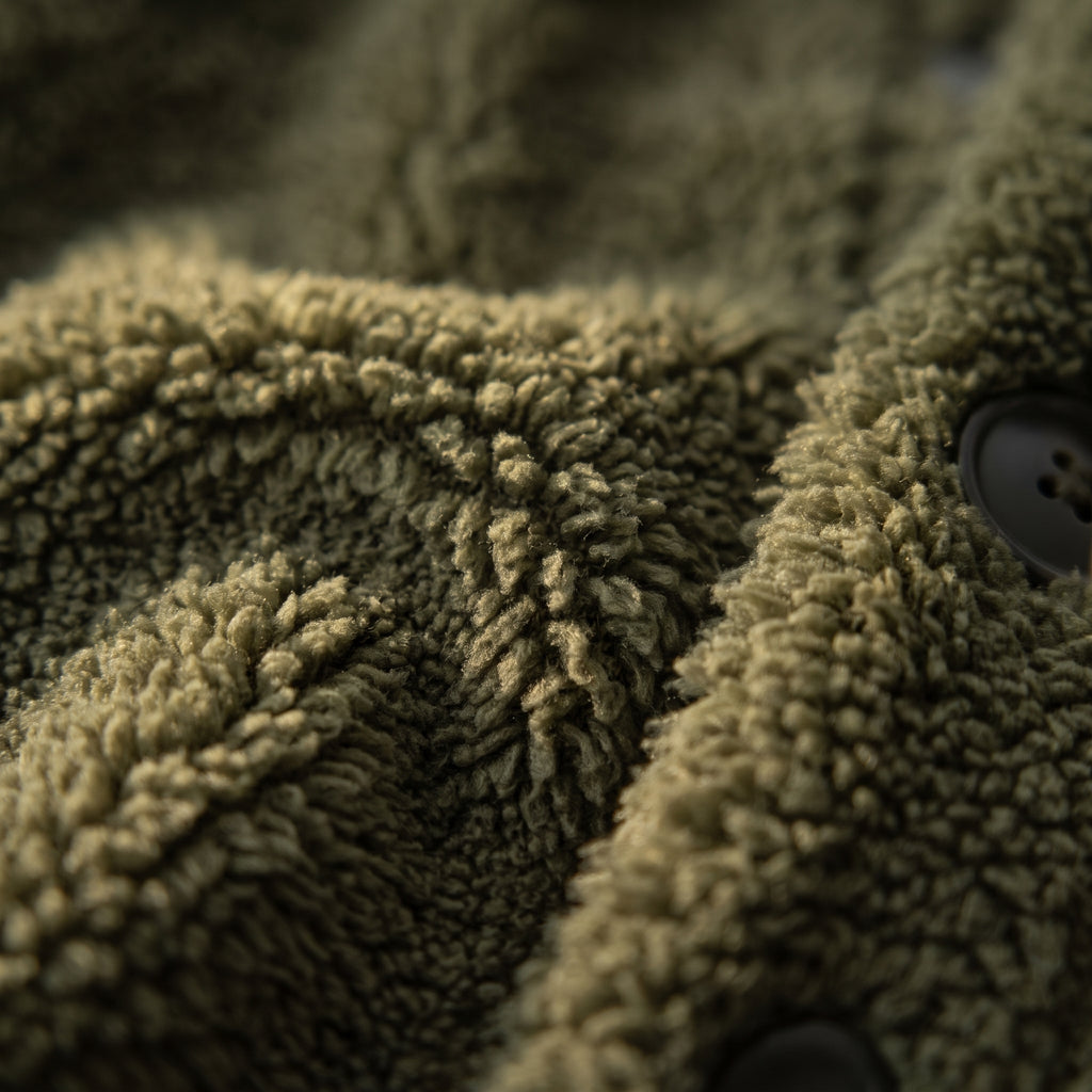 Détail de la peluche à poil long de la veste, boucles en relief