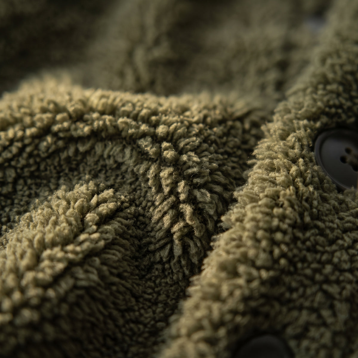Détail de la peluche à poil long de la veste, boucles en relief