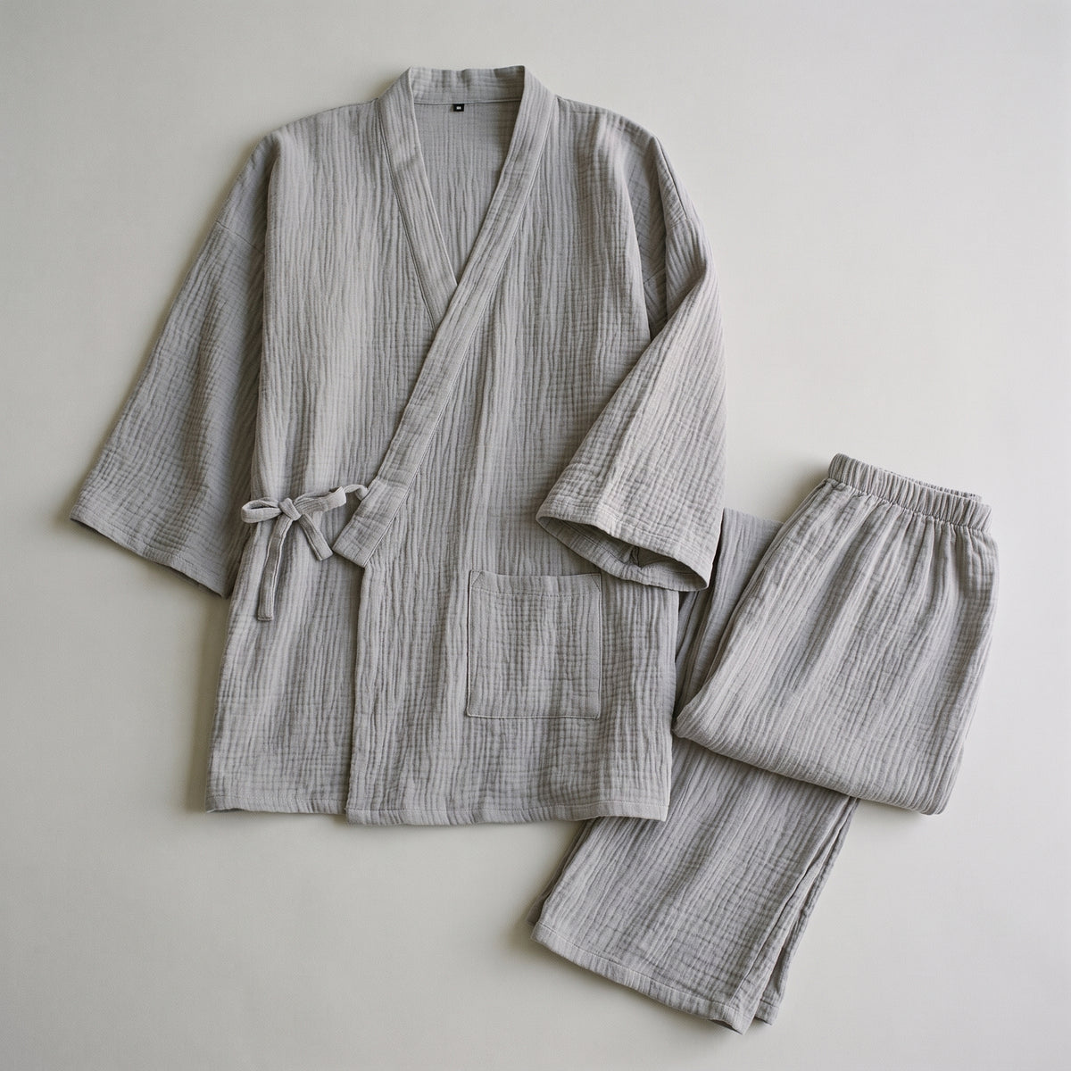 Ensemble kimono à plat, poche plaquée et ceinture visibles