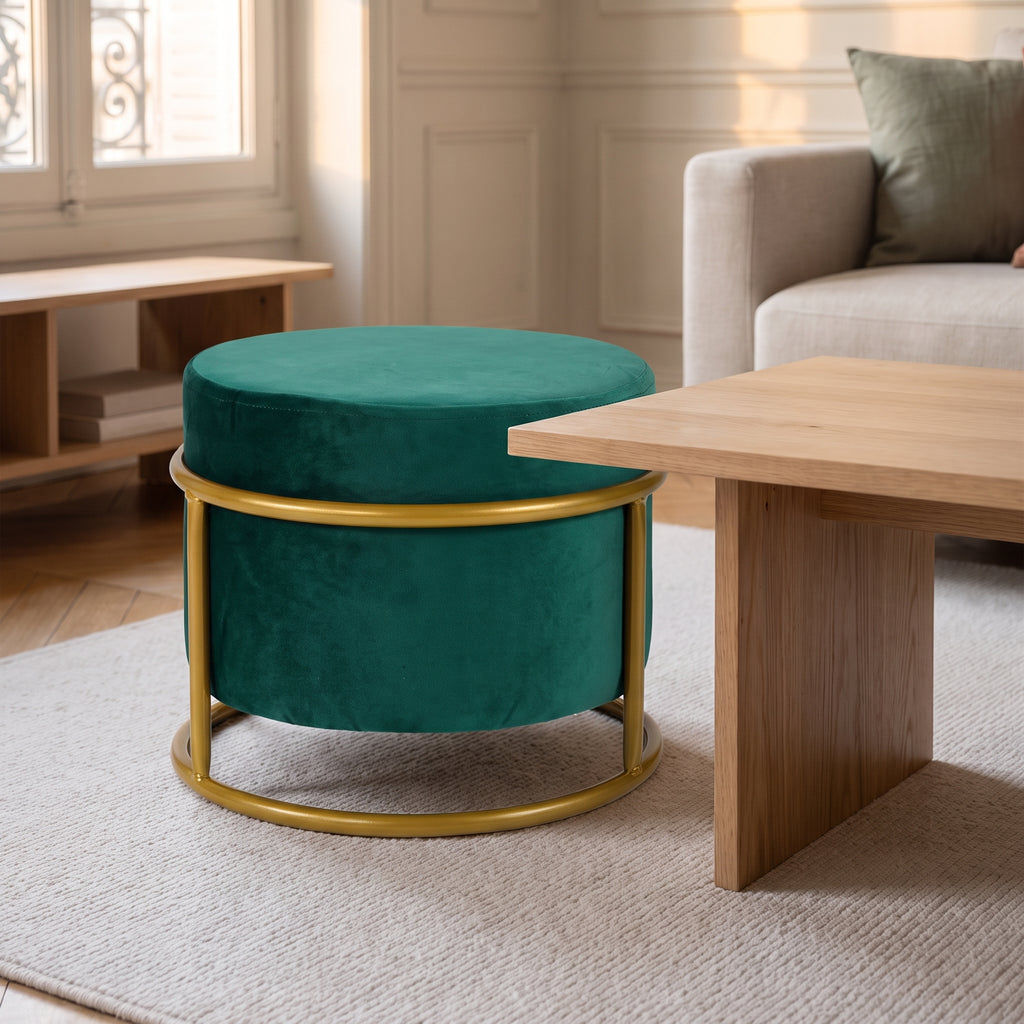 Pouf réglable vert sur sa structure dorée, devant le canapé du salon