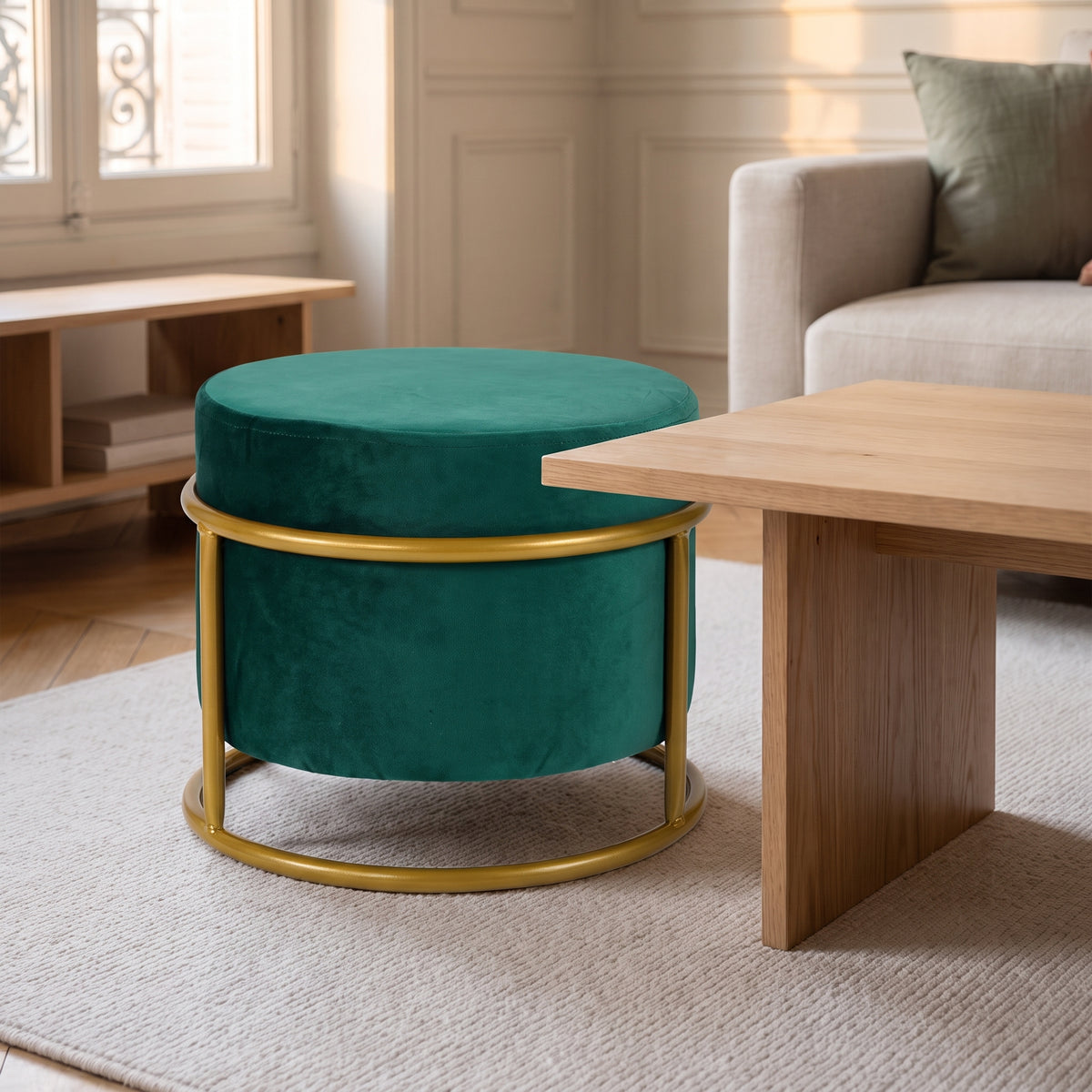 Pouf réglable vert sur sa structure dorée, devant le canapé du salon