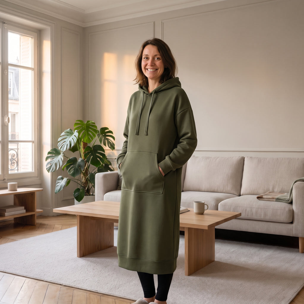 Robe sweat à capuche vert kaki portée sur un legging noir