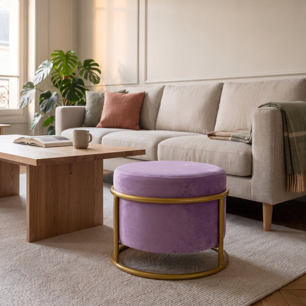 Pouf réglable violet sur sa structure dorée, devant le canapé du salon