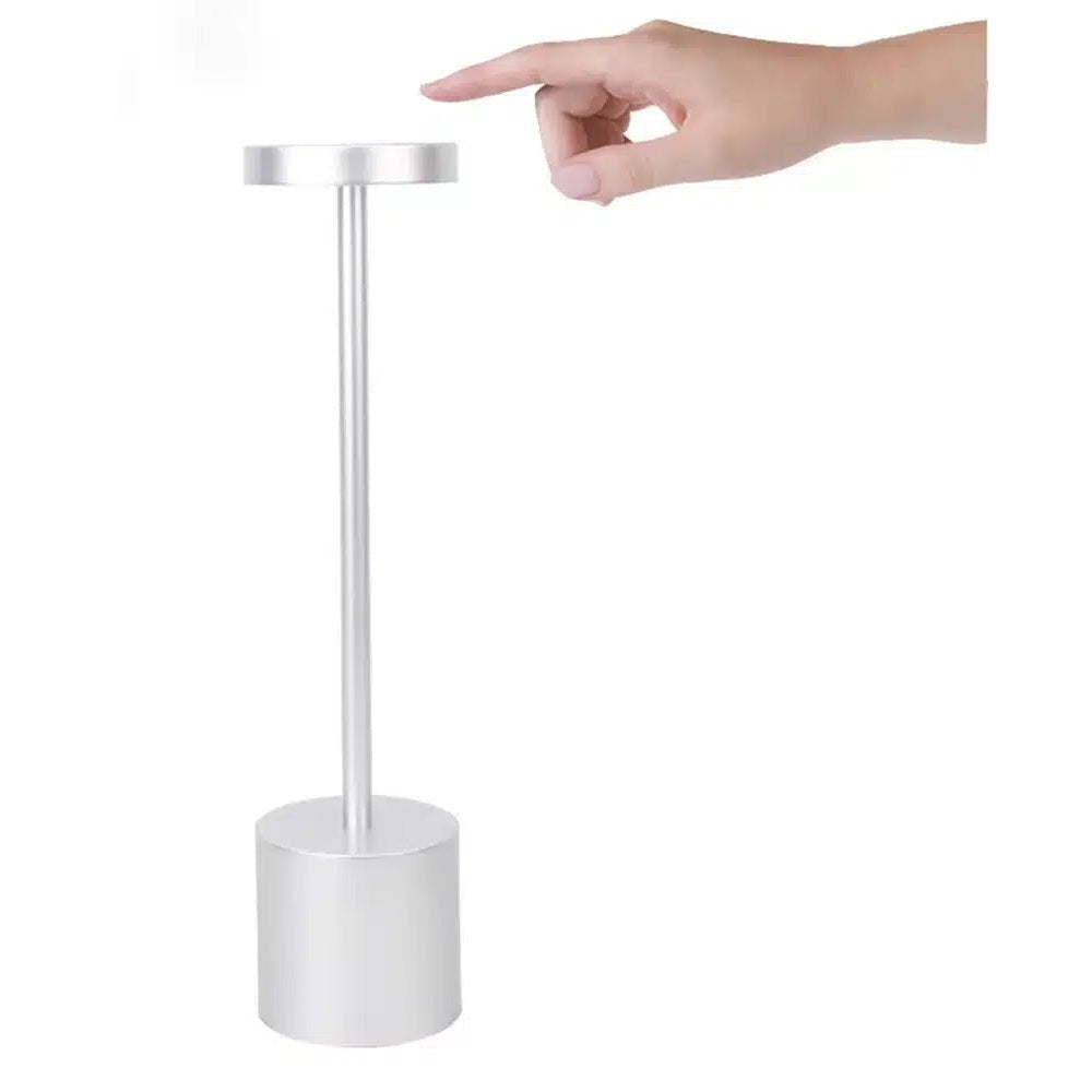 Lampe de table tactile argentée sur fond blanc, produit au premier plan