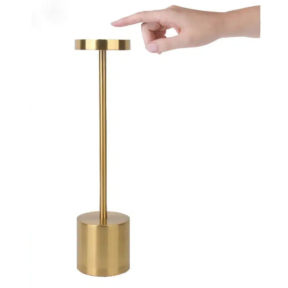 Lampe de table tactile dorée sur fond blanc, produit au premier plan