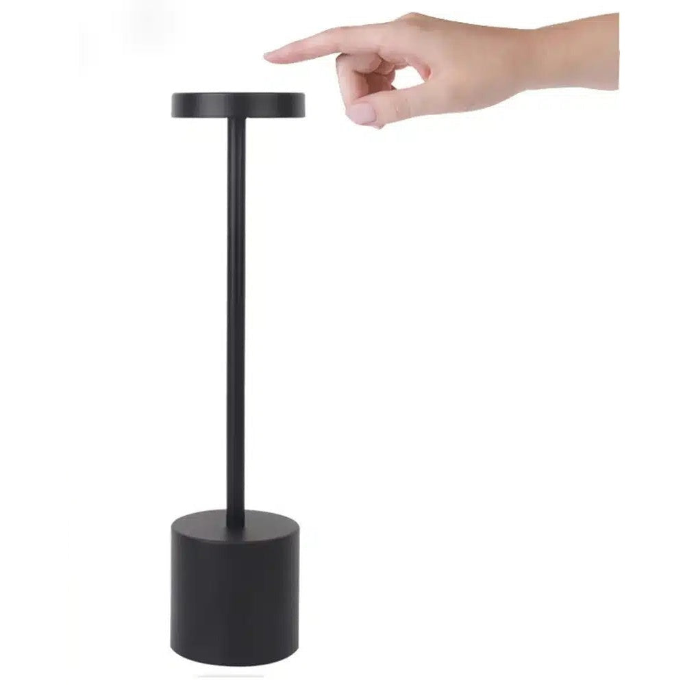 Lampe de table tactile noire sur fond blanc, produit au premier plan