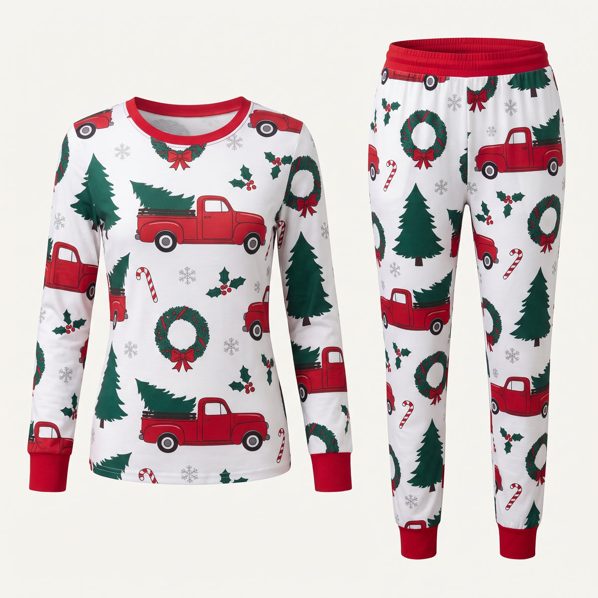 Format femme du pyjama de Noël sapins et voitures sur fond blanc cassé