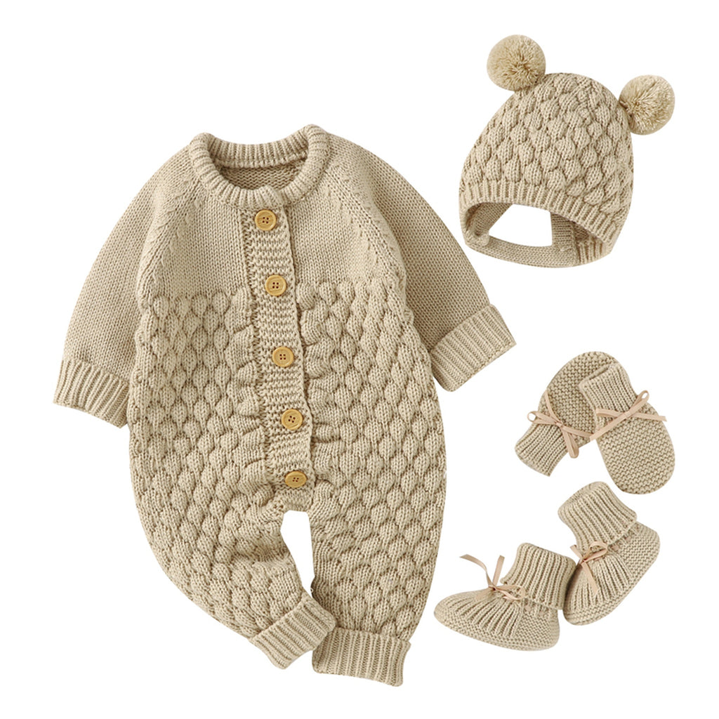 Ensemble quatre pièces en tricot beige pour bébé sur fond clair
