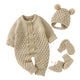 Ensemble quatre pièces en tricot beige pour bébé sur fond clair