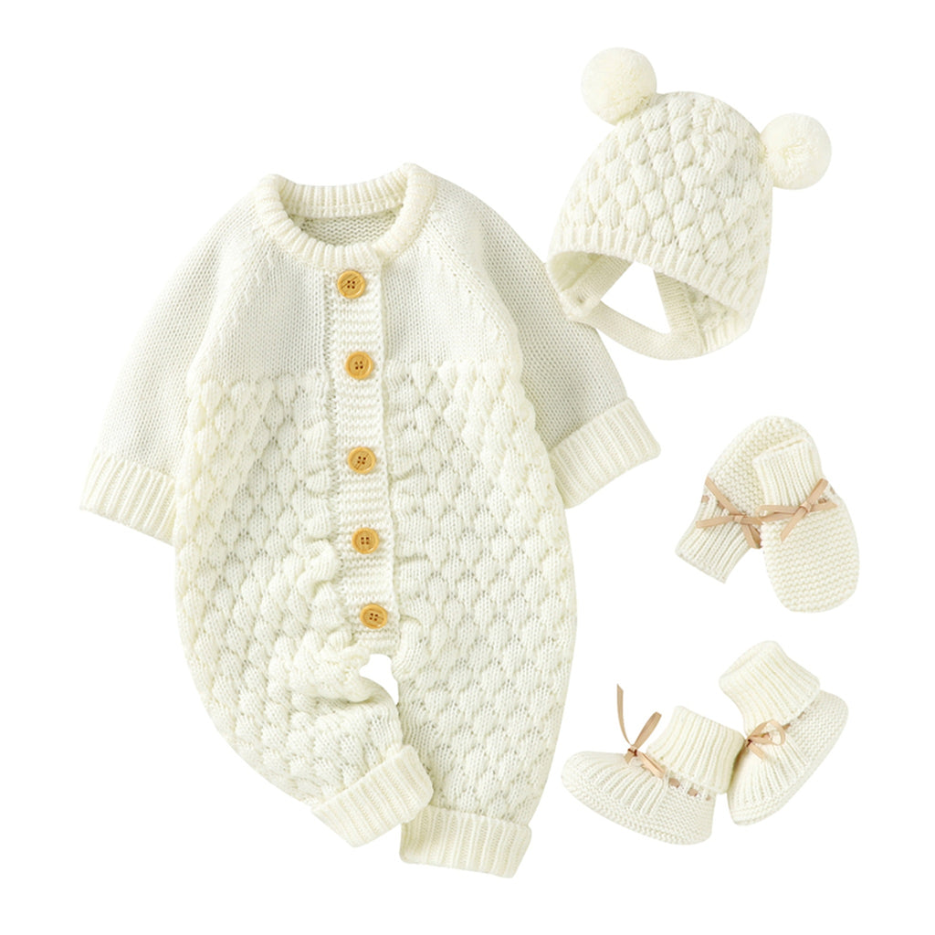Ensemble quatre pièces en tricot blanc pour bébé sur fond clair