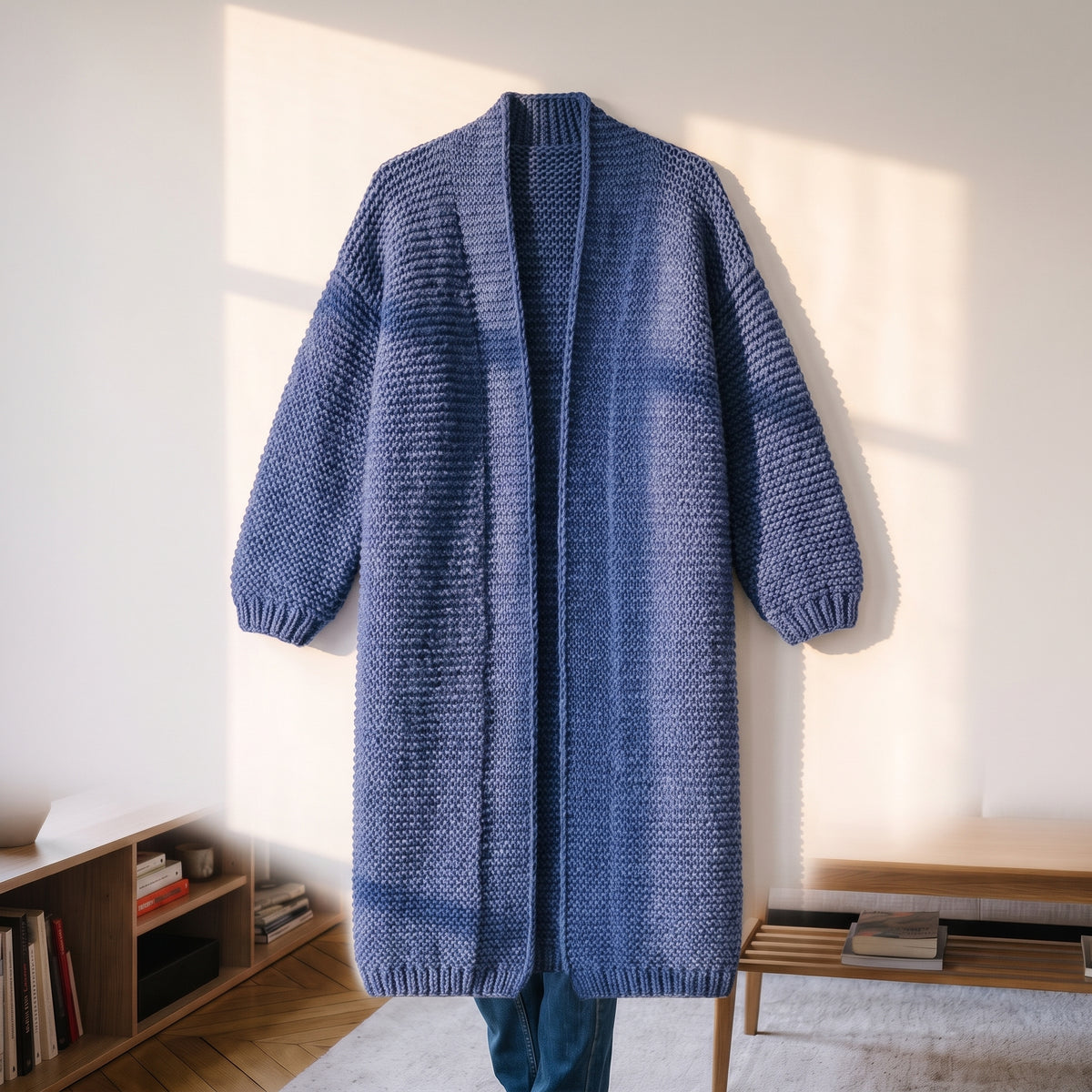 Cardigan long femme bleu marine chiné, point mousse, présenté seul sur fond blanc