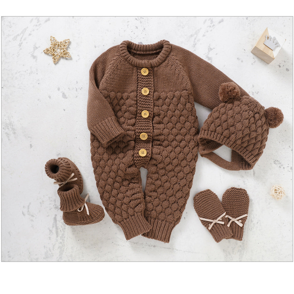 Ensemble quatre pièces en tricot marron pour bébé sur fond clair