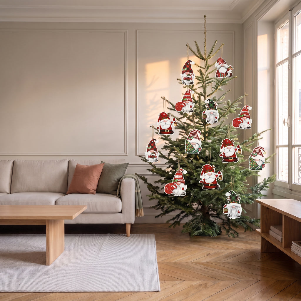 Les 12 suspensions de l’assortiment Noël rouge et vert à leur taille réelle dans un sapin