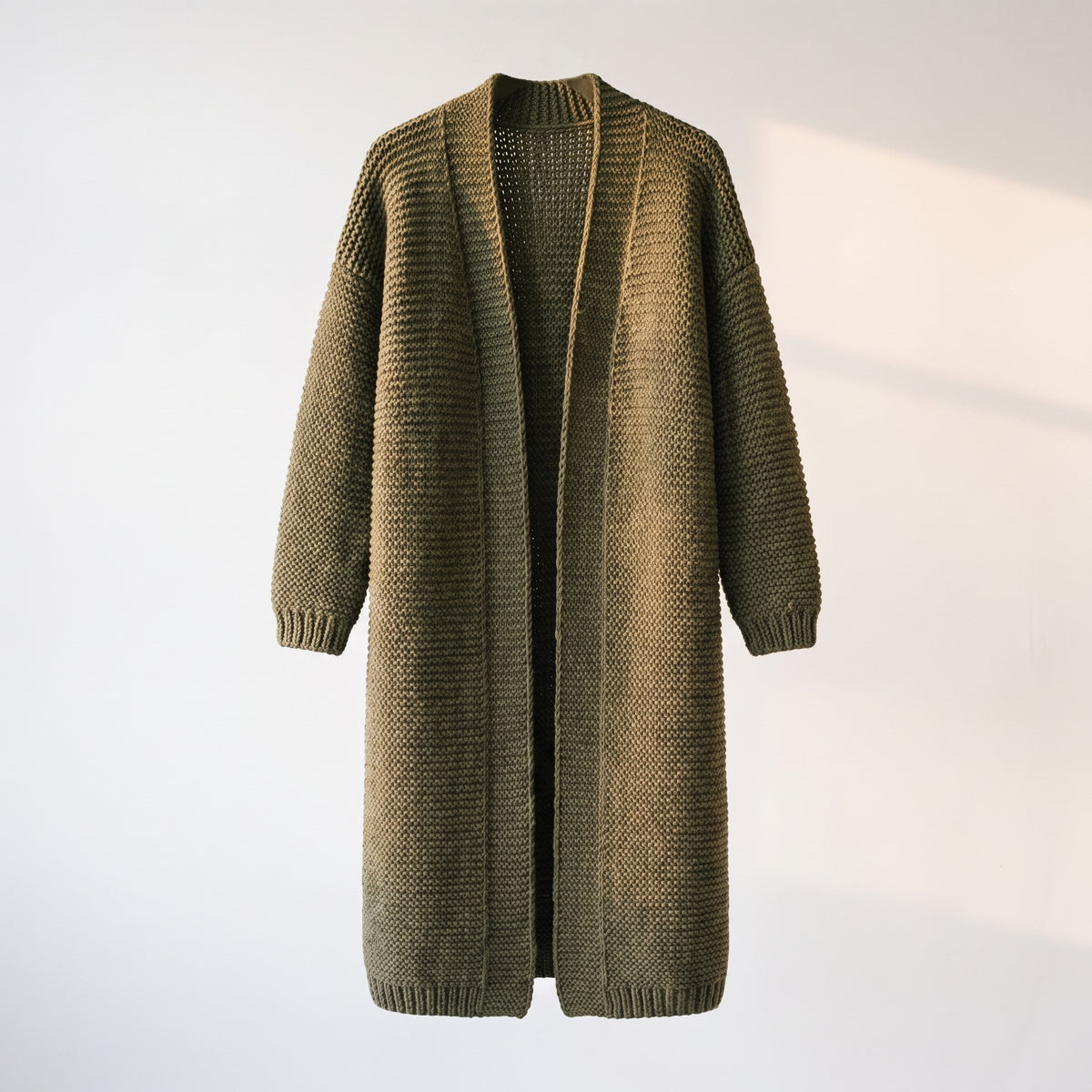 Cardigan long femme vert kaki chiné, point mousse, présenté seul sur fond blanc
