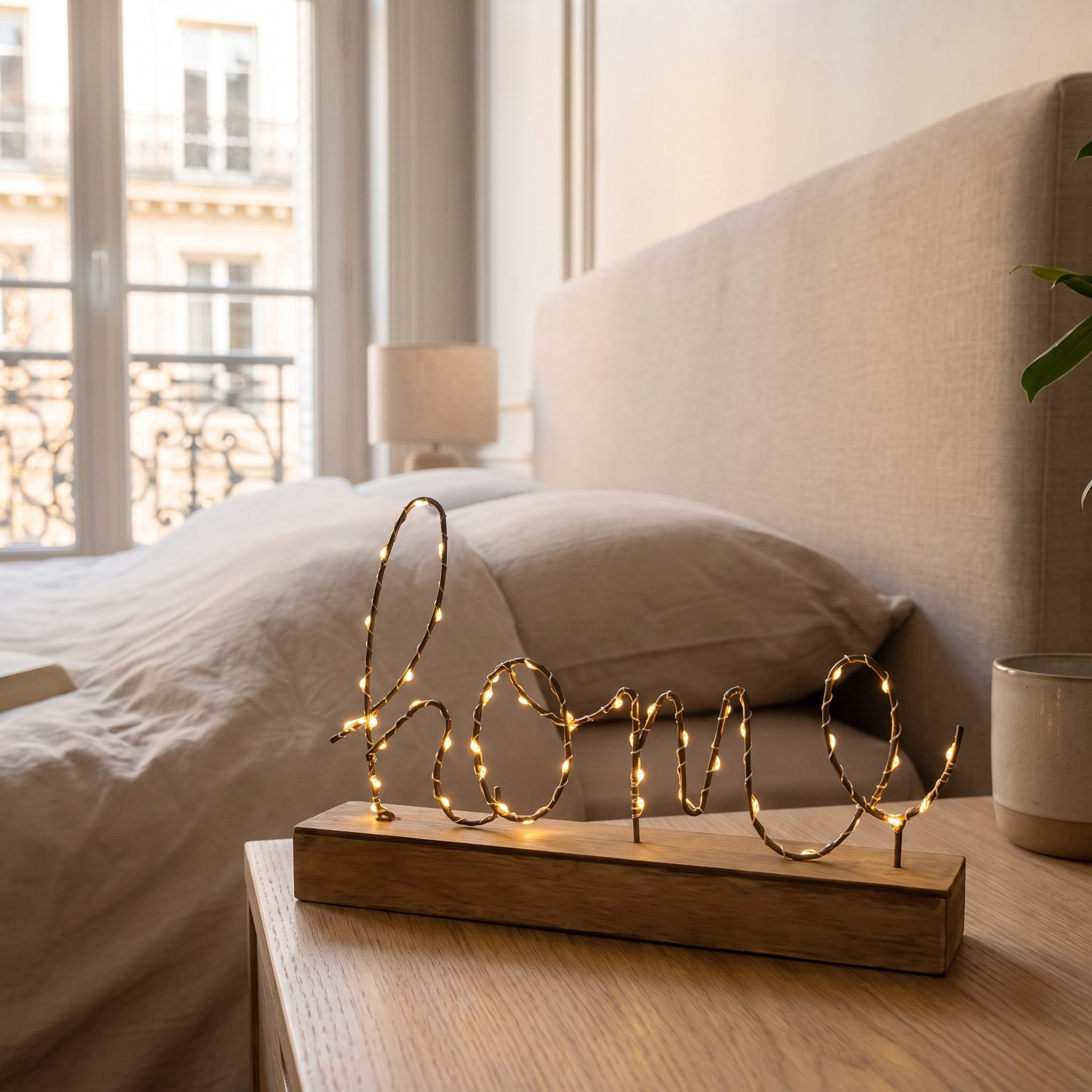 Veilleuse LED Home au fil métallique fin sur une table de chevet Image