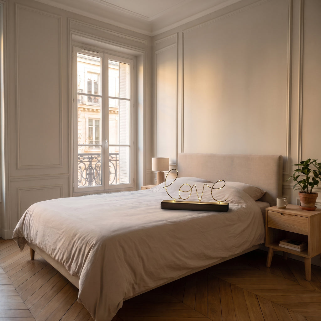 Veilleuse Love au fil métallique fin dans une chambre claire