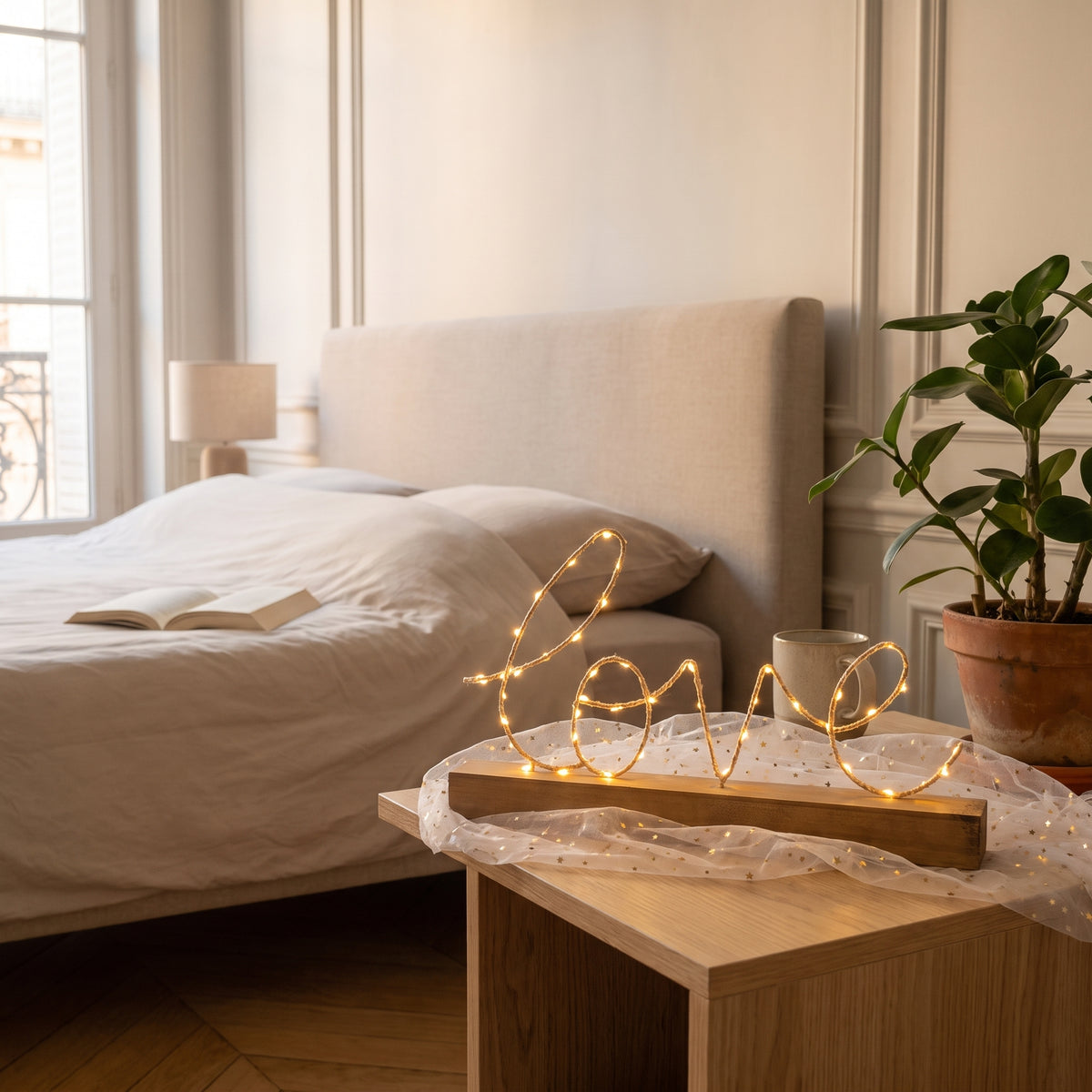 Veilleuse LED Love au fil métallique fin sur une table de chevet