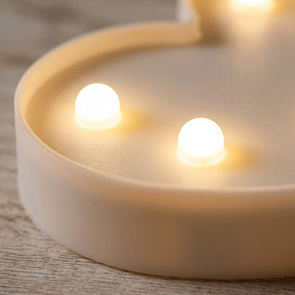 Gros plan sur deux diodes de la veilleuse et sur la matière mate de la coque