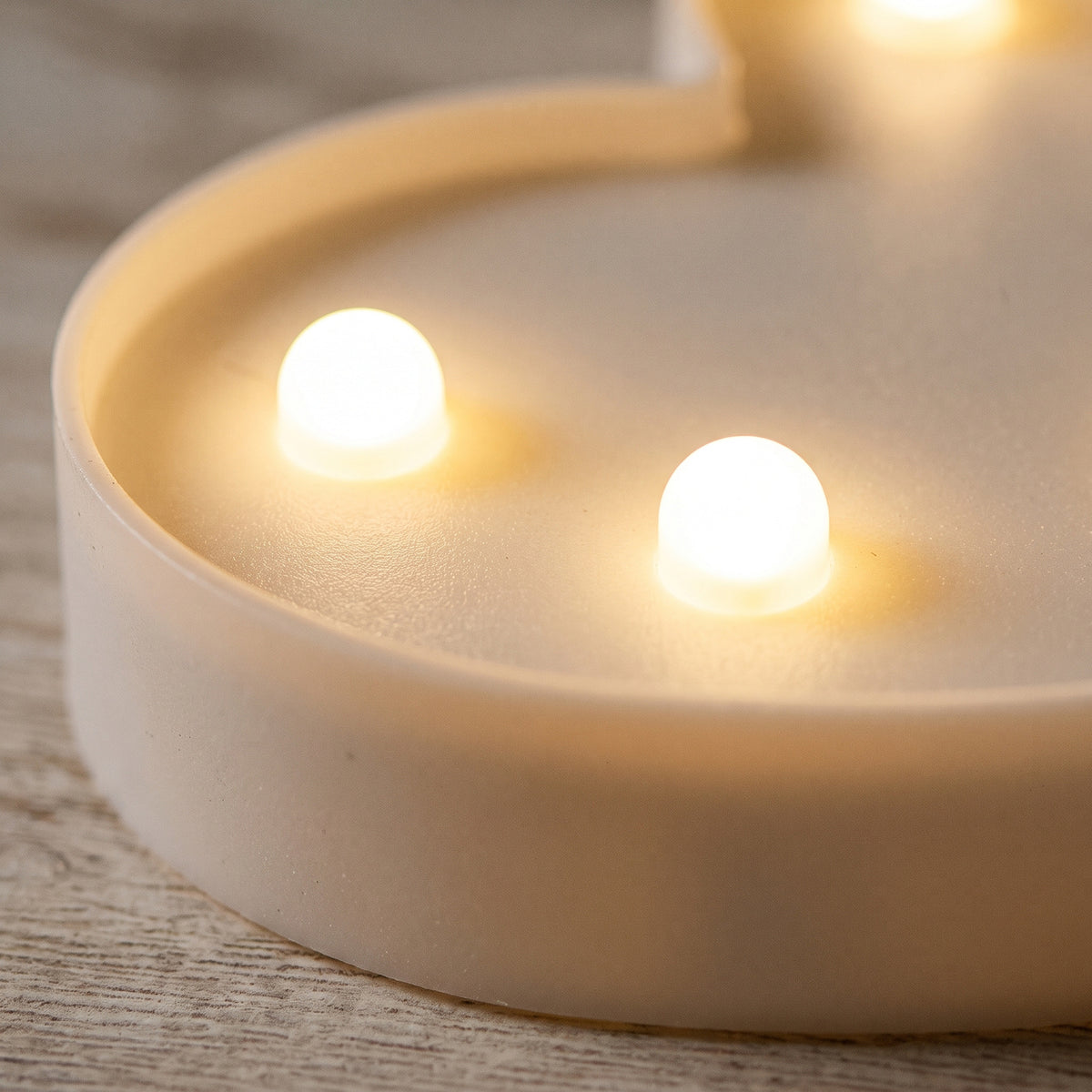 Gros plan sur deux diodes de la veilleuse et sur la matière mate de la coque