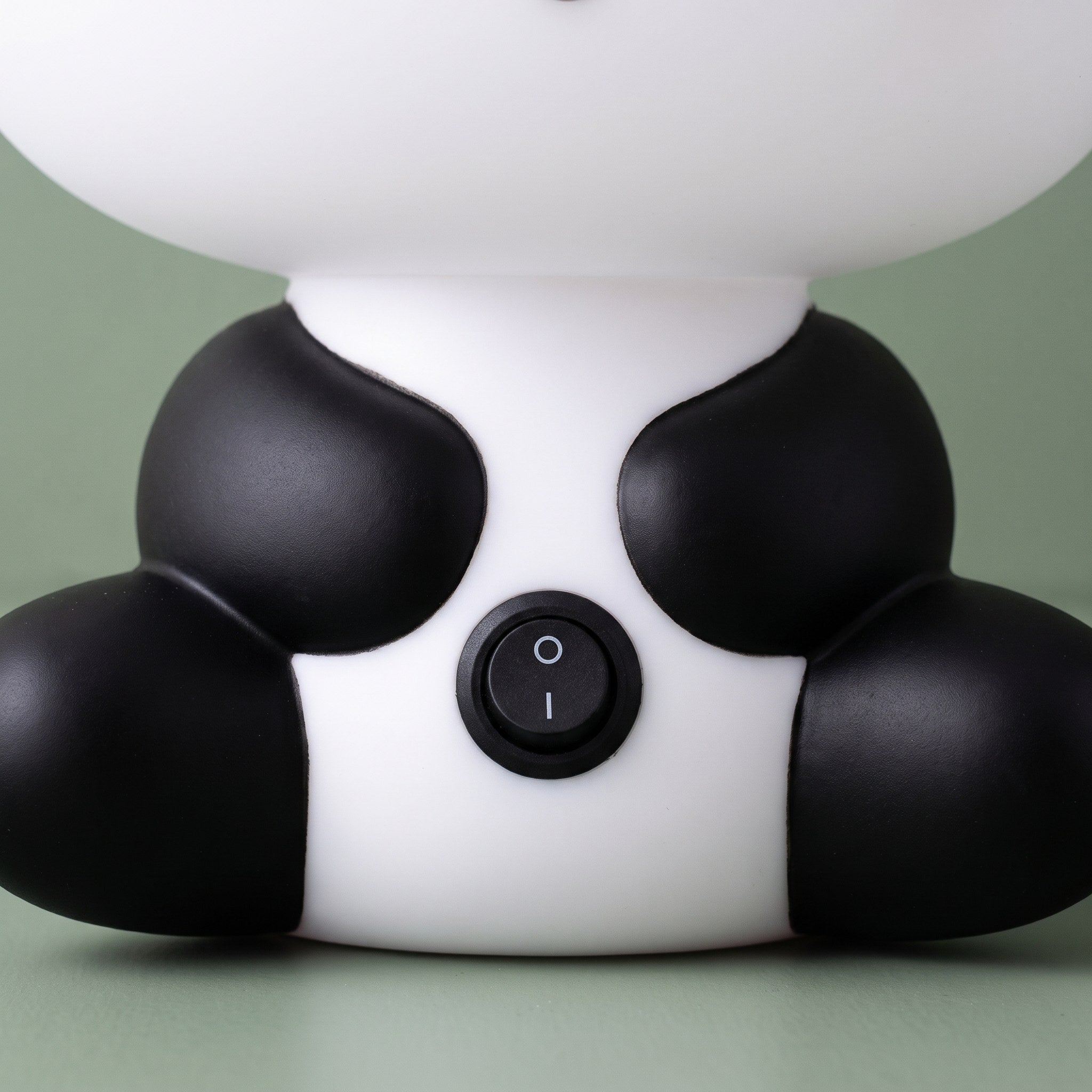 Interrupteur à bascule au milieu du ventre de la veilleuse panda Image