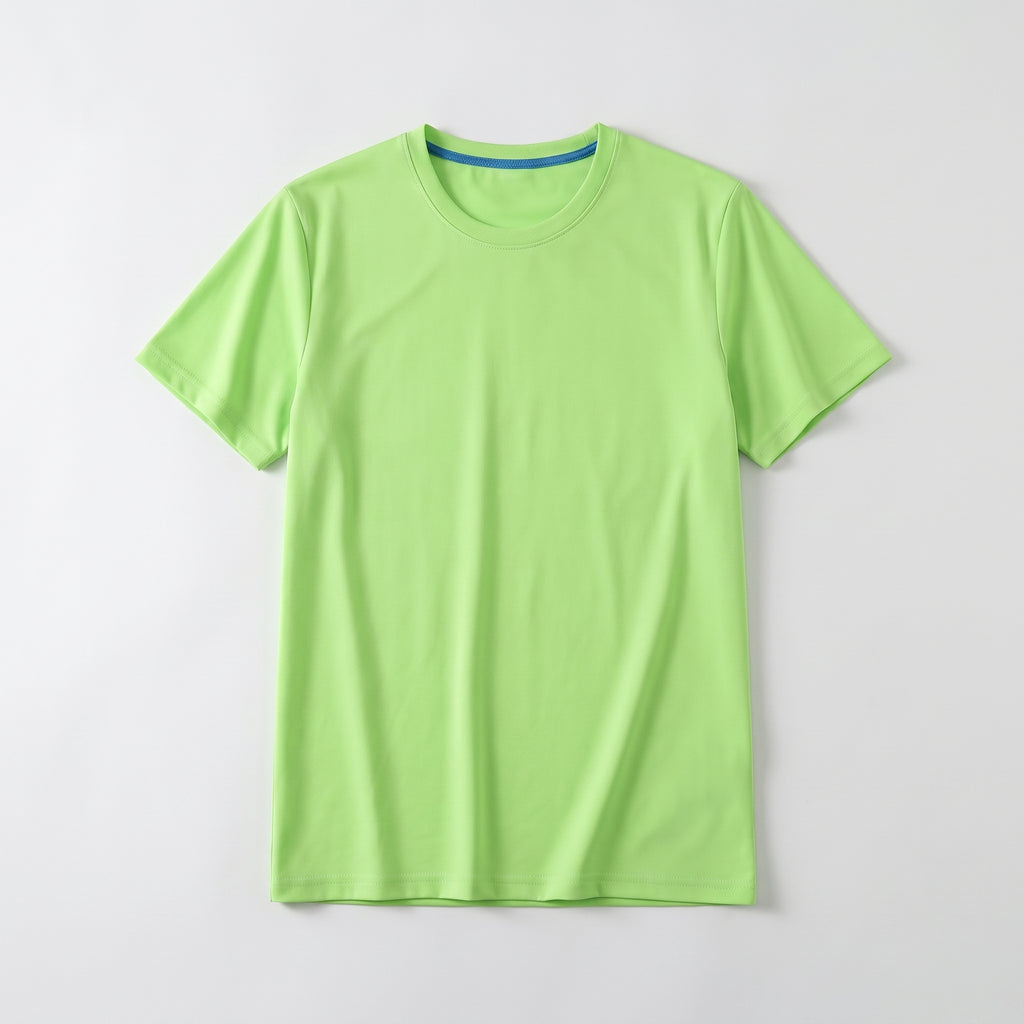 T-shirt vert clair en coton posé à plat, vu du dessus