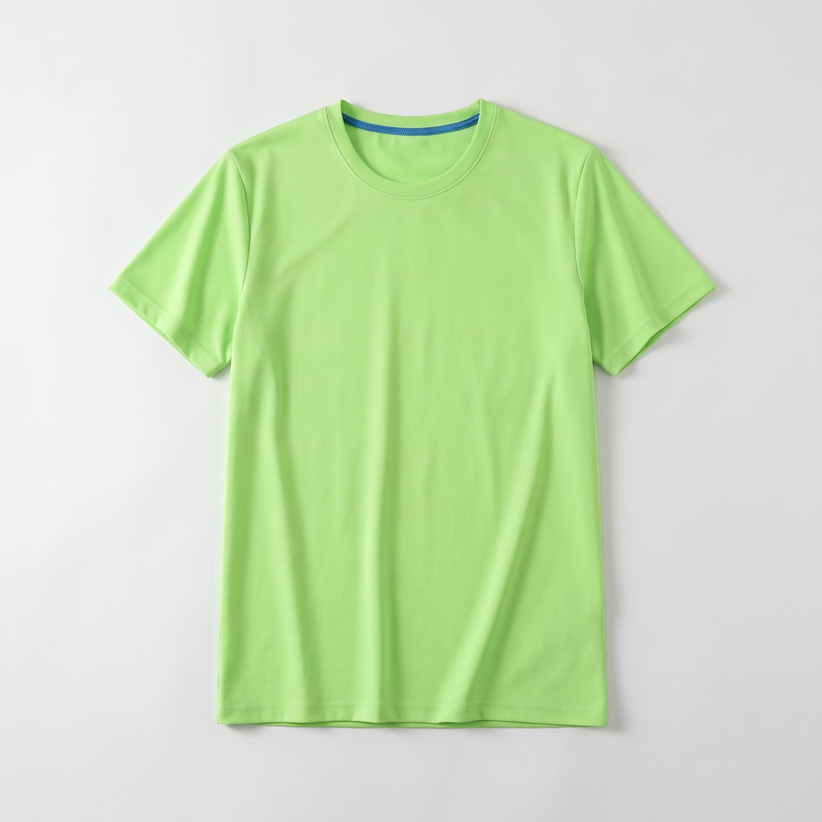 T-shirt vert clair en coton posé à plat, vu du dessus