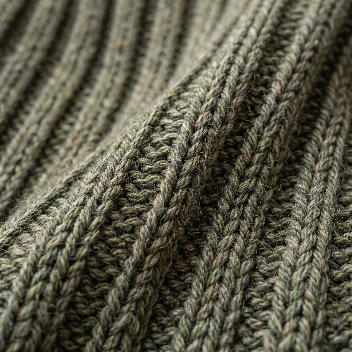 Détail de la maille du cardigan long femme vert