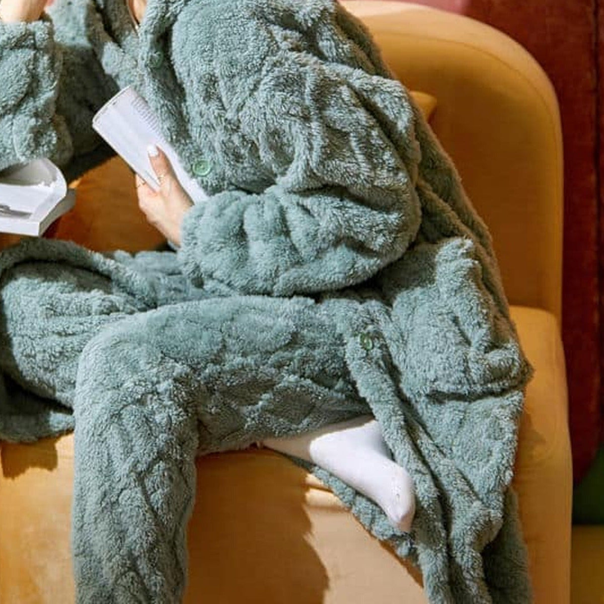 Détail du coloris vert, du relief et du pantalon de l'ensemble pyjama femme