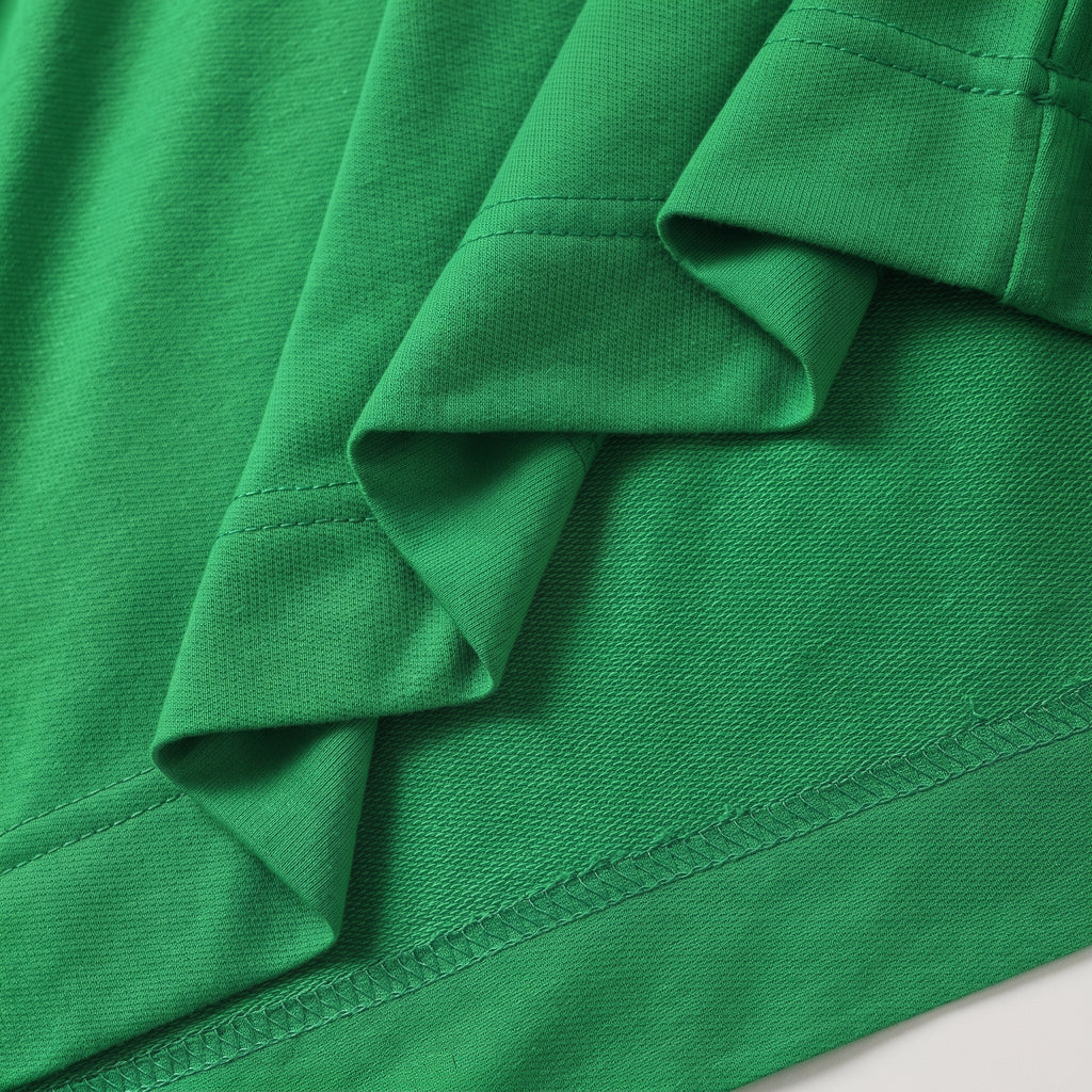 Détail du tombé, de la surface et des coutures de l’ensemble vert