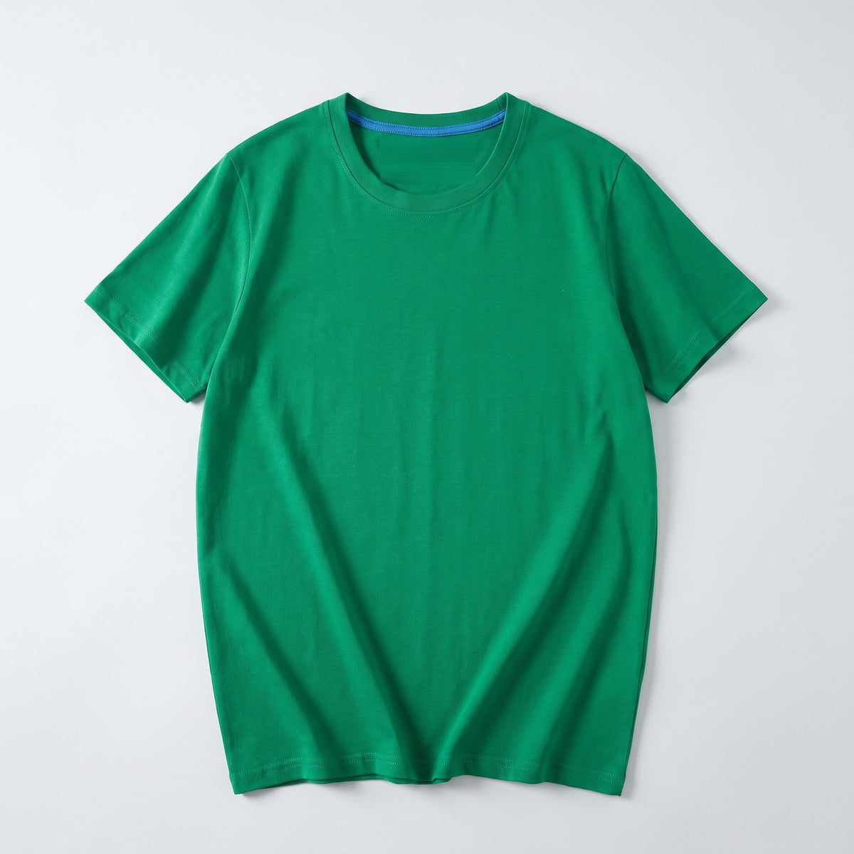 T-shirt vert foncé en coton posé à plat, vu du dessus