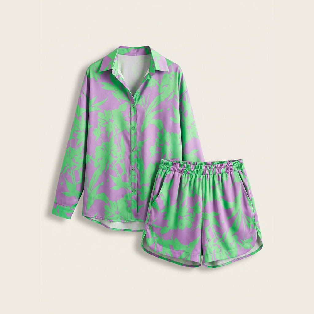 Ensemble chemise et short vert et lilas présenté à plat sur fond blanc cassé, carré.