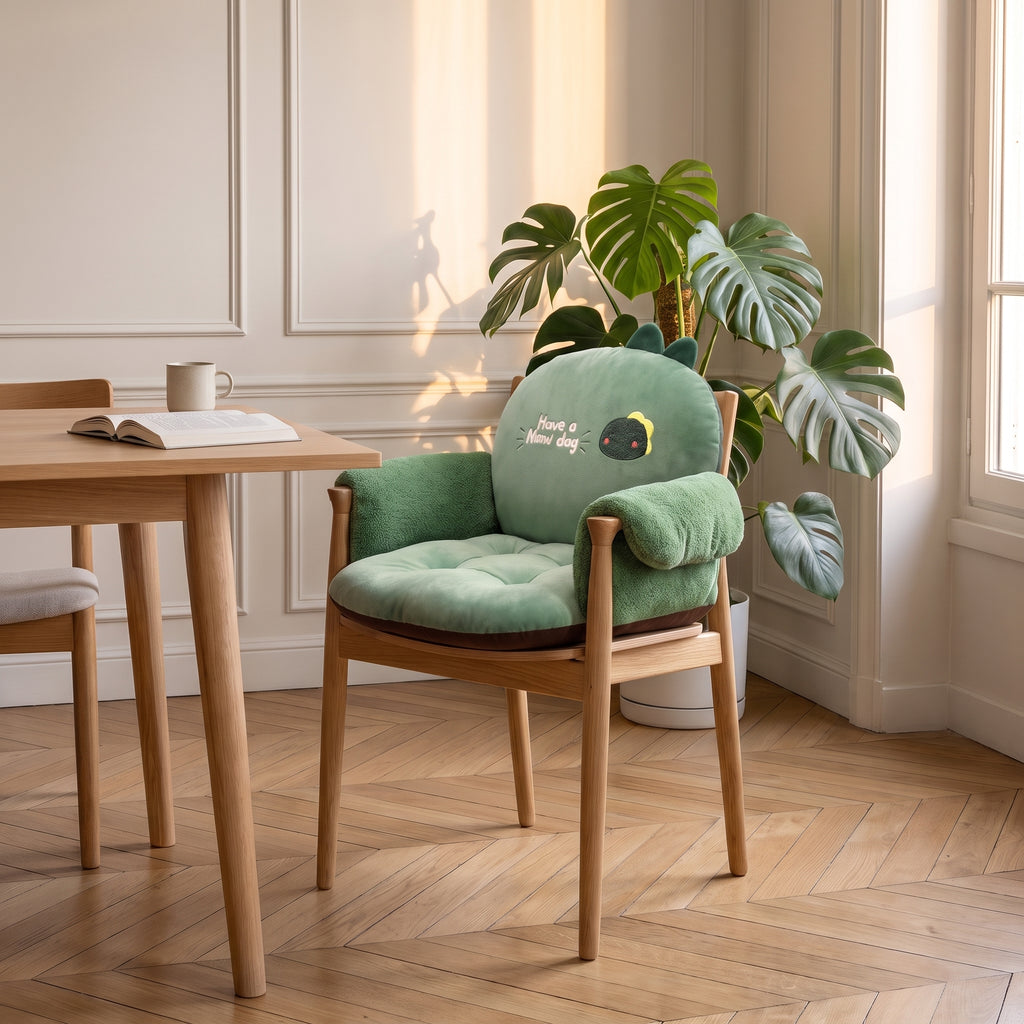 Coussin de chaise vert mixte capitonné, installe sur une chaise en bois du coin repas