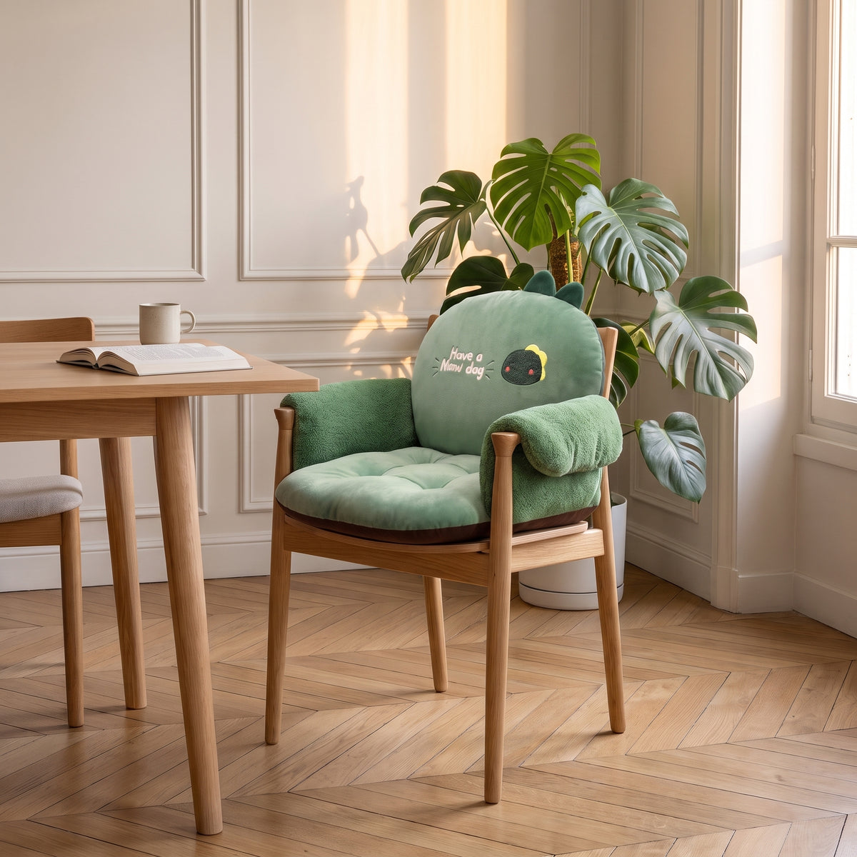 Coussin de chaise vert mixte capitonné, installe sur une chaise en bois du coin repas