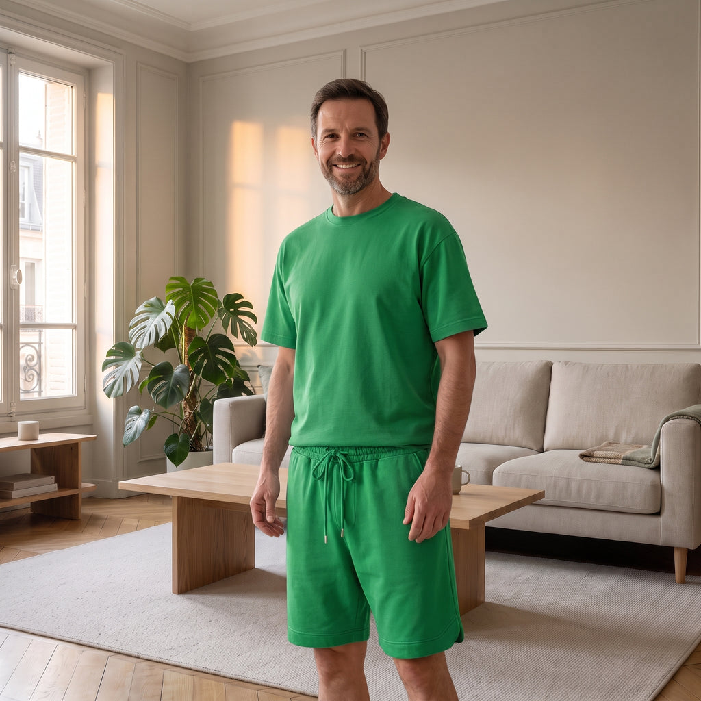 Homme du casting portant l’ensemble vert à t-shirt et short dans le salon