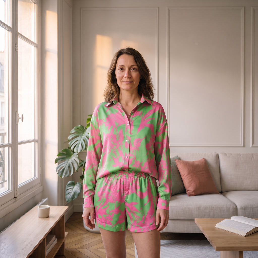 Ensemble chemise et short vert et rose porté par le modèle Moment Cocooning dans le salon, carré.
