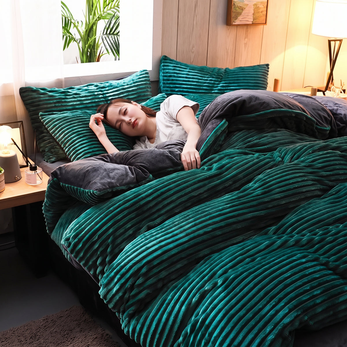 Parure de lit côtelée, option vert uni, présentée sur un lit