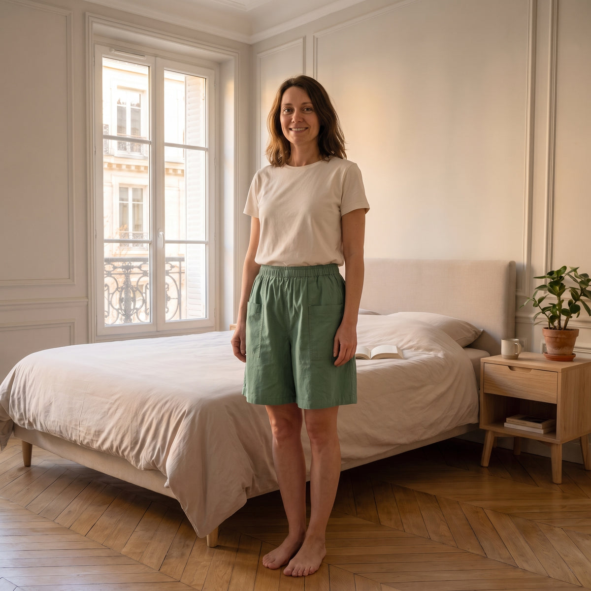 Short femme ample vert porte en pied, visage entier dans le cadre