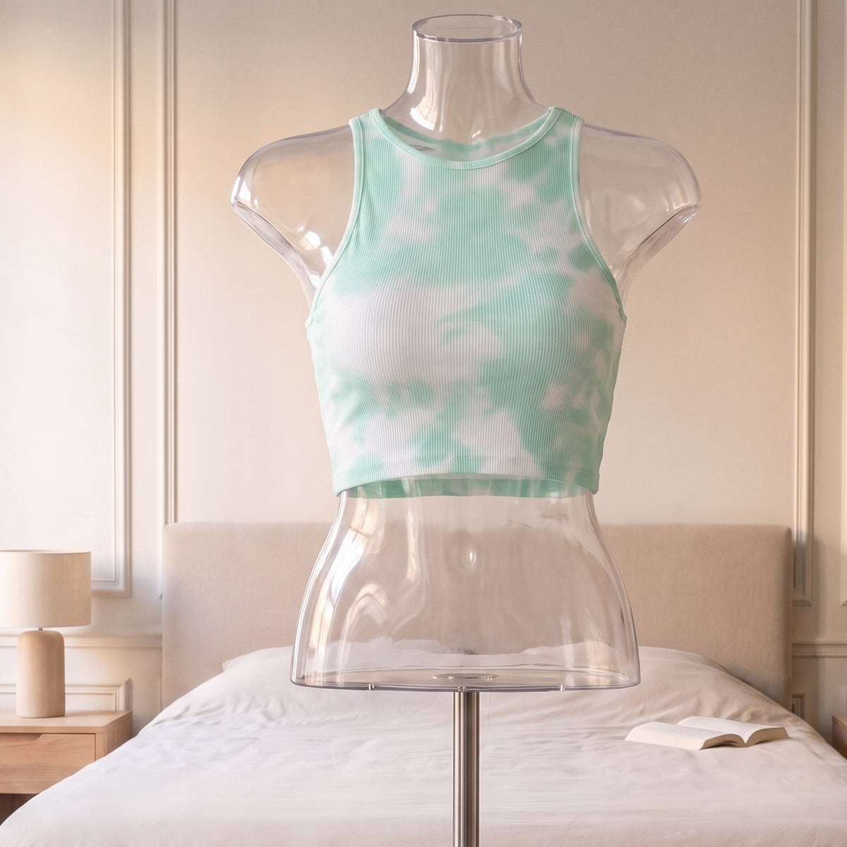 Débardeur crop top tie and dye femme, coloris vert, présenté sur un buste dans une chambre