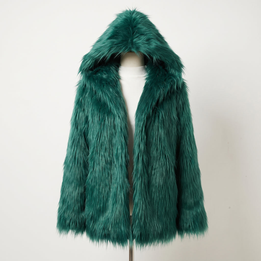 Veste à capuche poils longs verte présentée de face sur mannequin invisible