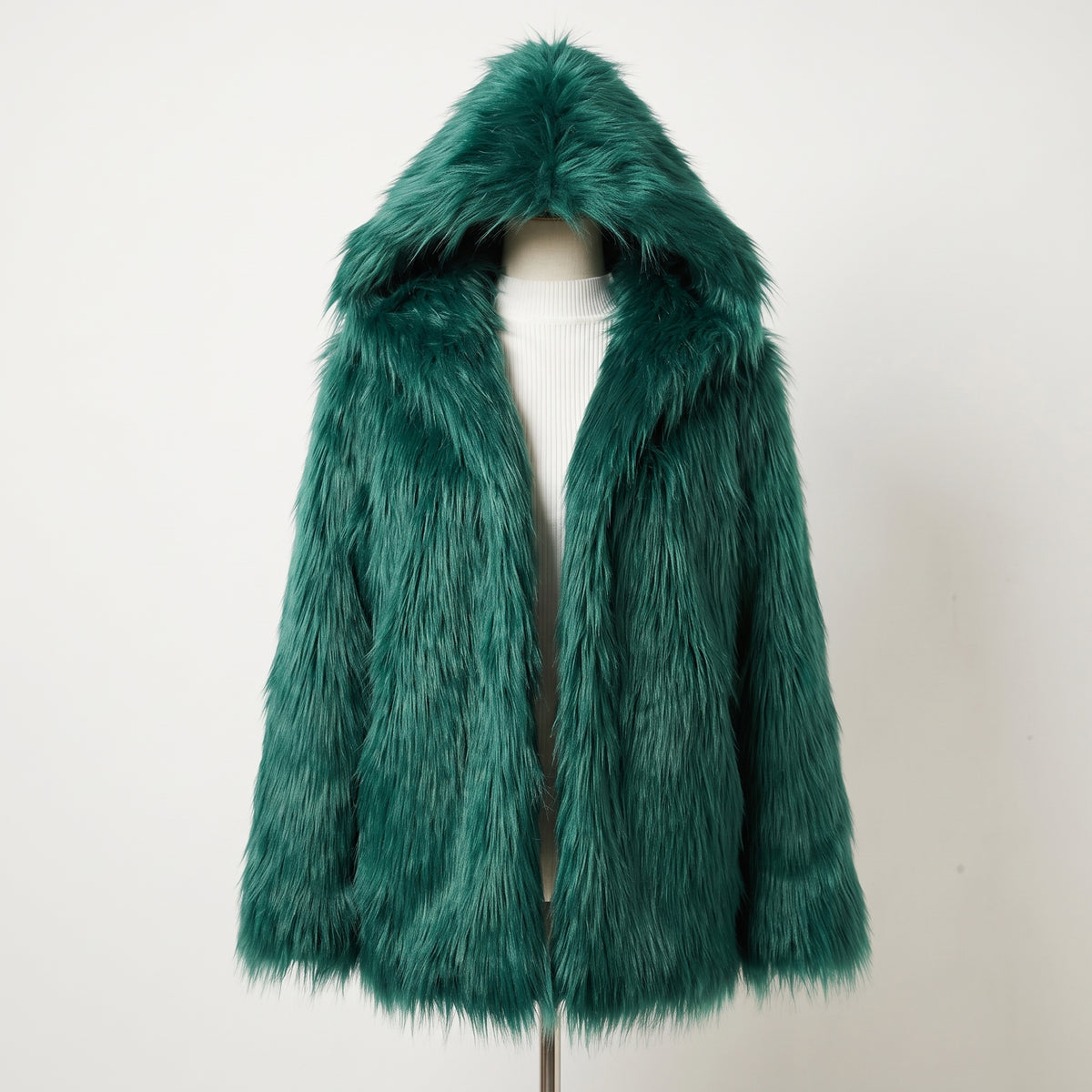 Veste à capuche poils longs verte présentée de face sur mannequin invisible