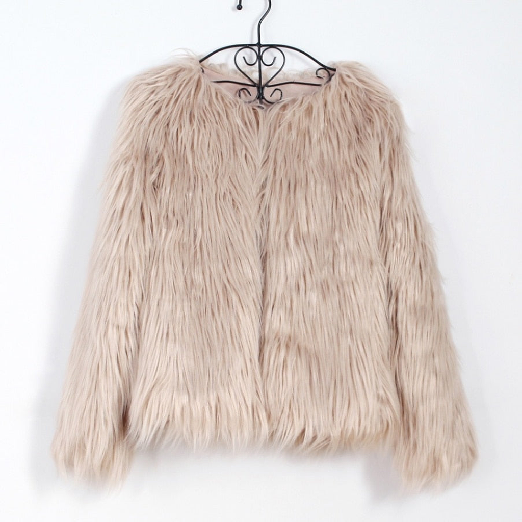 La veste beige suspendue a un cintre en fer forge : devant ouvert, encolure ronde doublee de satin assorti, poil long et ourlet frange
