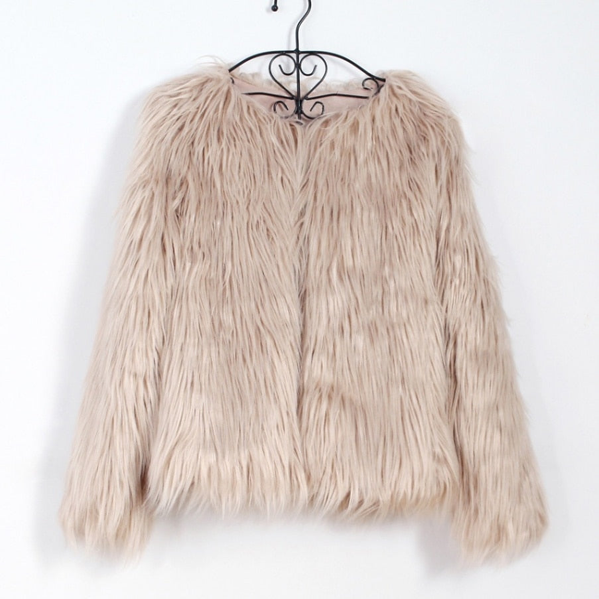 La veste beige suspendue a un cintre en fer forge : devant ouvert, encolure ronde doublee de satin assorti, poil long et ourlet frange