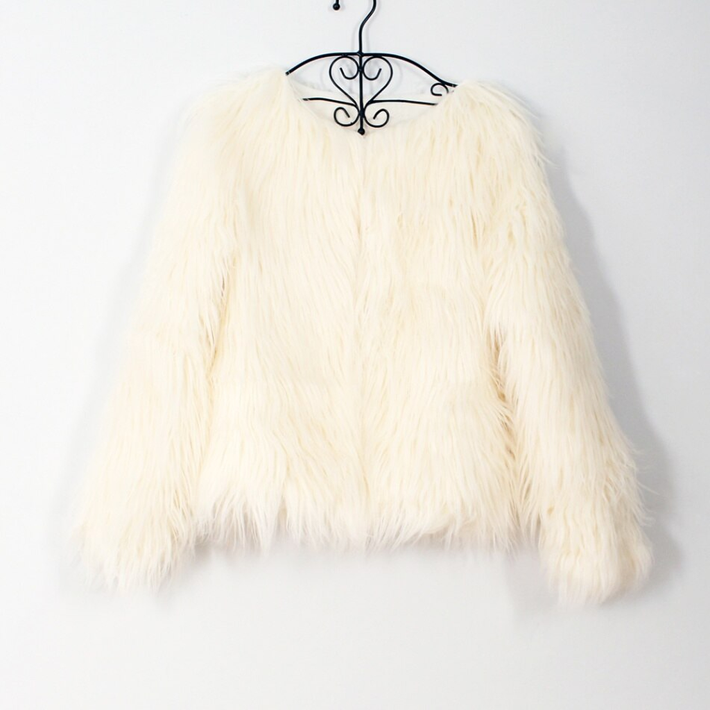 La veste creme sur son cintre, vue de face : la doublure ivoire apparait a l encolure et les rangees de poil se suivent jusqu a l ourlet