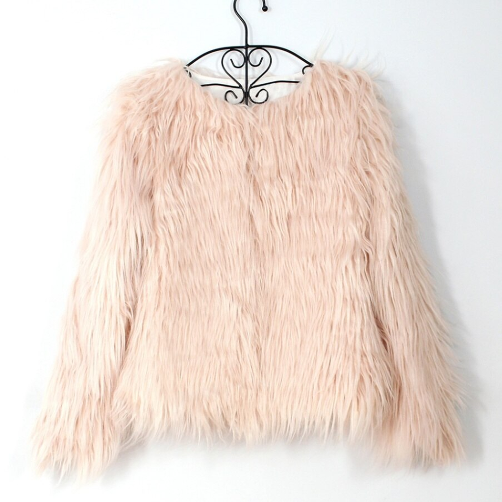 La veste nude sur son cintre, un beige rose tres clair, doublure ivoire visible au creux de l encolure ronde
