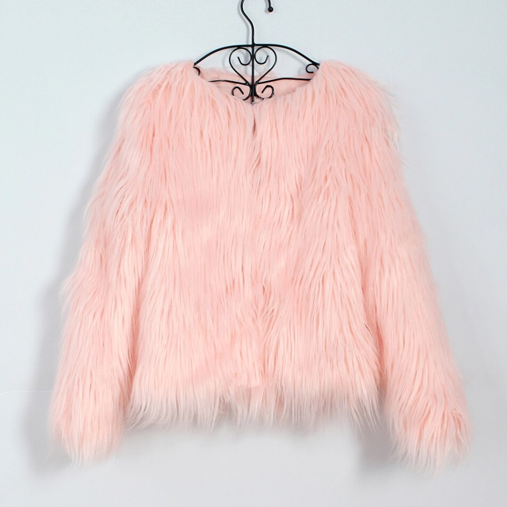La veste rose pale sur son cintre, doublure rosee a l encolure, les meches de la derniere rangee pendant librement en bas