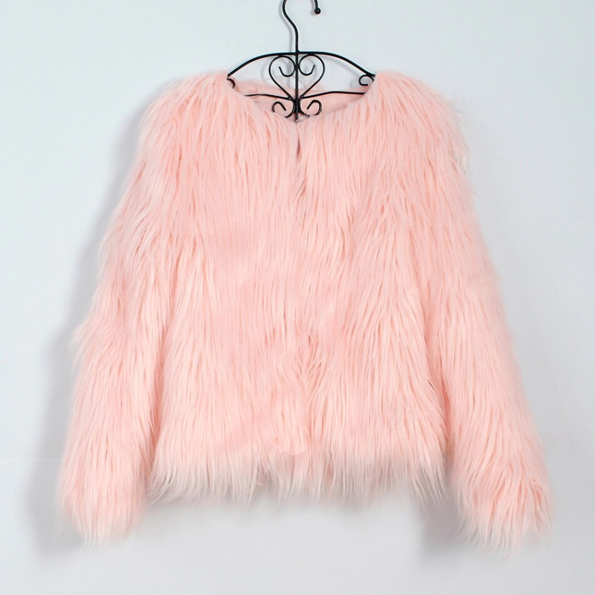 La veste rose pale sur son cintre, doublure rosee a l encolure, les meches de la derniere rangee pendant librement en bas