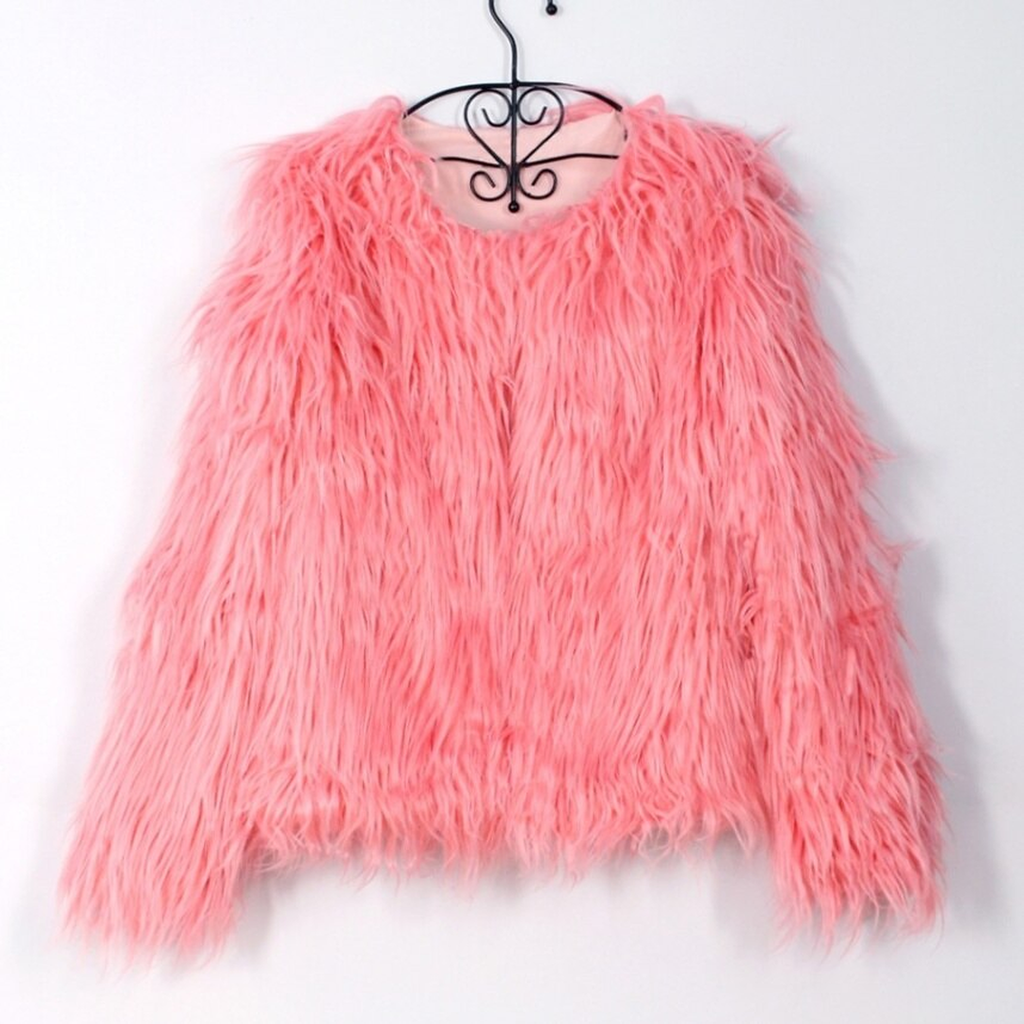 La veste rose sur son cintre, un rose corail soutenu, doublure rose assortie visible tout autour de l encolure